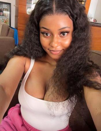 24 Year MINCE ET POITRINE GÉNÉREUSE Nadine  Femme fontaine Escort IN France