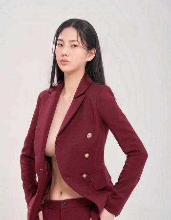 24 Year MINCE Fei Song Escort IN France