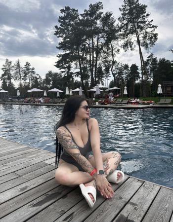 24 Year MOYEN Carolie Carolian Escort IN France
